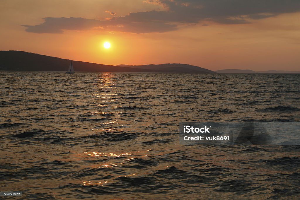 Magnifique coucher de soleil - Photo de Bateau à voile libre de droits