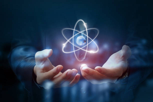 le mani mostrano l'atomo . - human hand digitally generated image energy green foto e immagini stock