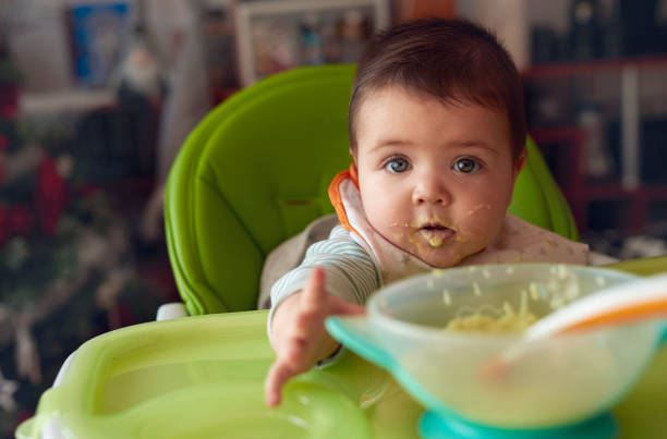 kuvapankkikuvat ja rojaltivapaat kuvat aiheesta söpö tyttövauva syömässä - one baby girl only