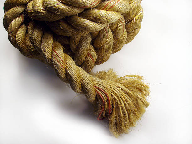 dans un noeud - rope frayed breaking tied knot photos et images de collection