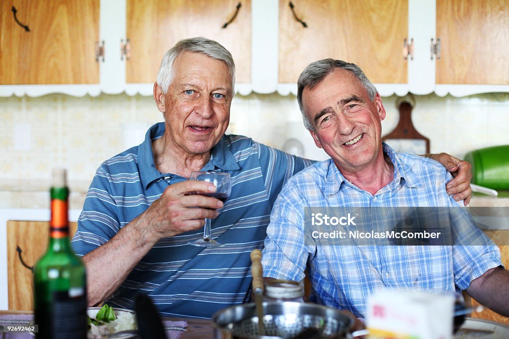 Dois sorrindo homens idosos no horário da refeição - Foto de stock de Homem Homossexual royalty-free