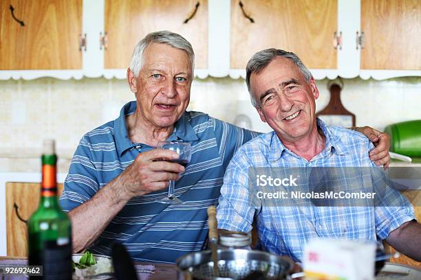 Foto de Dois Sorrindo Homens Idosos No Horário Da Refeição e mais fotos de stock de Homem Homossexual - Homem Homossexual, Terceira idade, Casal Gay