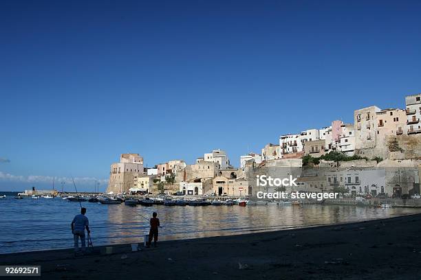 Foto de Pesca No Castellammare Del Golfo Em Sicília e mais fotos de stock de Aldeia - Aldeia, Arquitetura, Azul