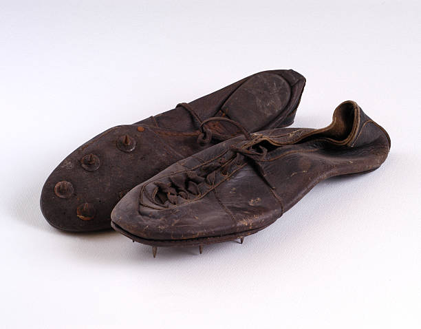chaussure d'athlétisme vintage - construction yard photos et images de collection
