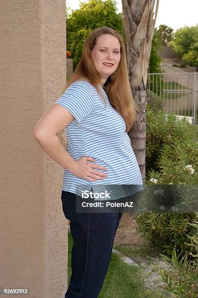 Mujer Embarazada Foto de stock y más banco de imágenes de Adulto - Adulto, Alegre, Alegría