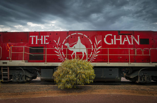 australiano icónico de tren the ghan en estación de tren en alice springs, australia - alice springs public building outdoors horizontal fotografías e imágenes de stock