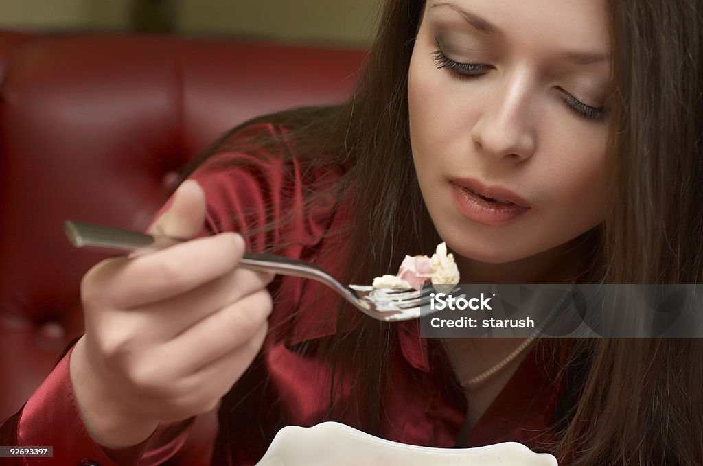 Belle brunette mange salade - Photo de Adulte libre de droits