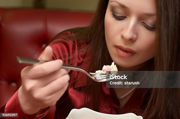 Photo libre de droit de Belle Brunette Mange Salade banque d'images et plus d'images libres de droit de Adulte - Adulte, Aliment, Avoir faim