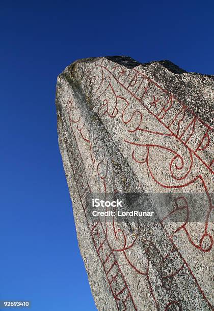 Wysoki Runestone - zdjęcia stockowe i więcej obrazów Wiking - Wiking, Runy, Około XI wieku