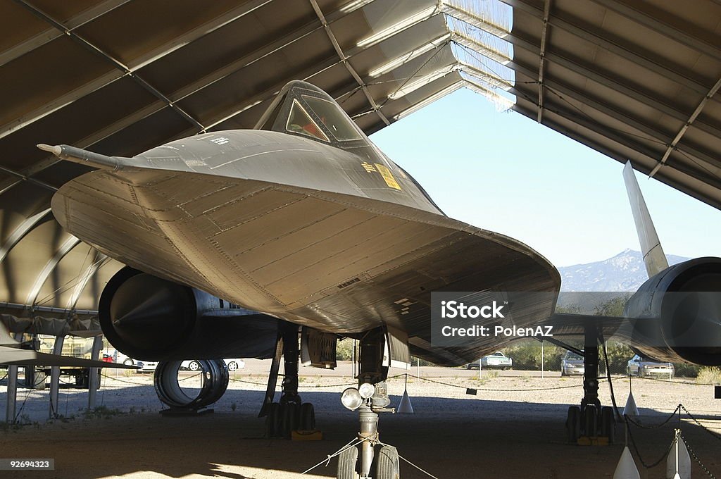 SR - 71 Blackbird - Стоковые фото Авиационный ангар роялти-фри