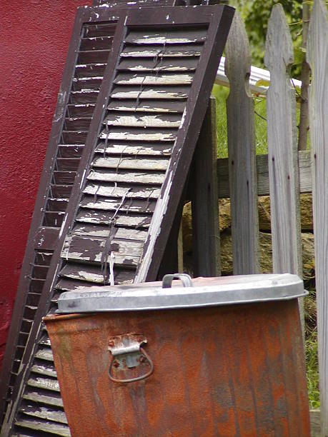 arrugginito cestino & persiane in legno vecchio - wood shutter rusty rust foto e immagini stock