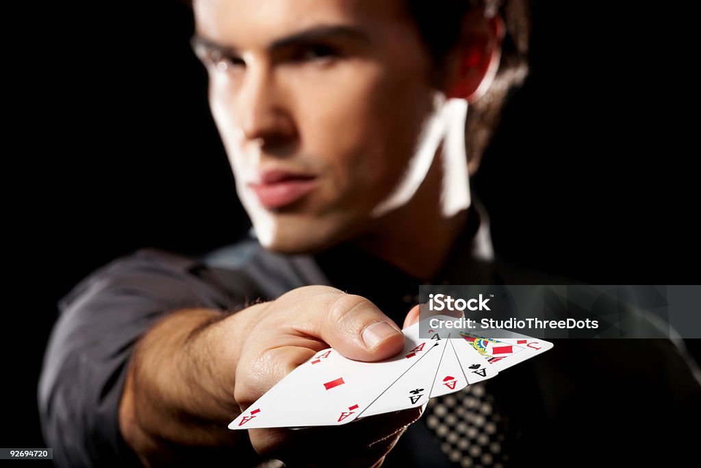 잘생긴 젊은 남자 - 로열티 프리 카드-여가활동 게임 스톡 사진