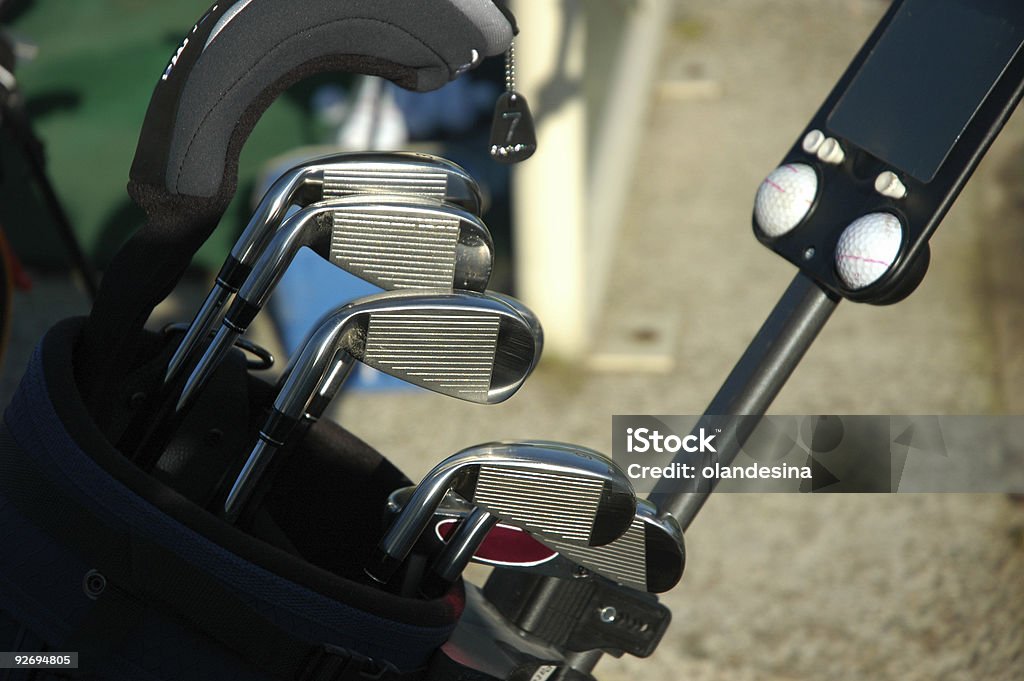 Clubes de golfe no saco no cesto the driving range golfcourse - Royalty-free Bola Foto de stock