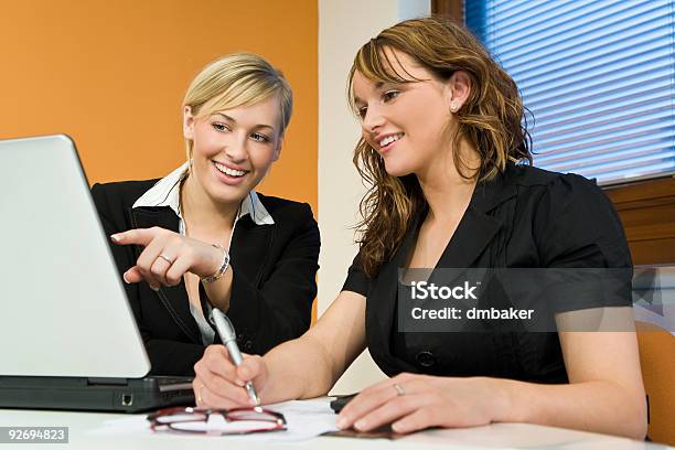 Duas Mulheres No Escritório Com Computador Feminino Trabalho De Equipa - Fotografias de stock e mais imagens de Adulto