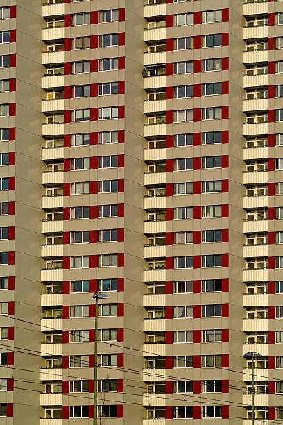 apartment-gebäude in berlin - plattenbau berlin germany east germany office building stock-fotos und bilder