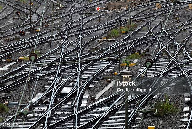 Auf Dem Hambúrguer Hauptbahnhof - Fotografias de stock e mais imagens de Comboio - Comboio, Entroncamento - Via-férrea, Estação de Ferroviária