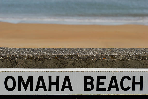 오마하발 플라주 - omaha beach sign normandy beach 뉴스 사진 이미지