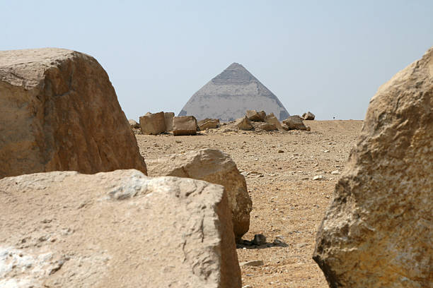 piramide romboidale di dashur - snofru foto e immagini stock