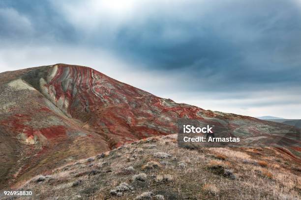 Foto de Fotógrafo De Natureza Incríveis Montanhas Vermelho Listrado e mais fotos de stock de Azerbaidjão