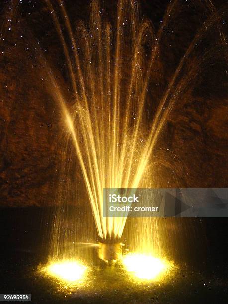 Luci Della Fontana - Fotografie stock e altre immagini di Acqua - Acqua, Attrezzatura per illuminazione, Composizione verticale