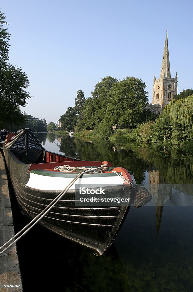 Longboat, al río y la iglesia - Foto de stock de Agua libre de derechos