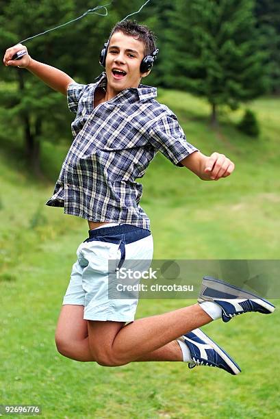 Young Boy Disfruta De La Música Foto de stock y más banco de imágenes de Adolescencia - Adolescencia, Adolescente, Auriculares - Equipo de música