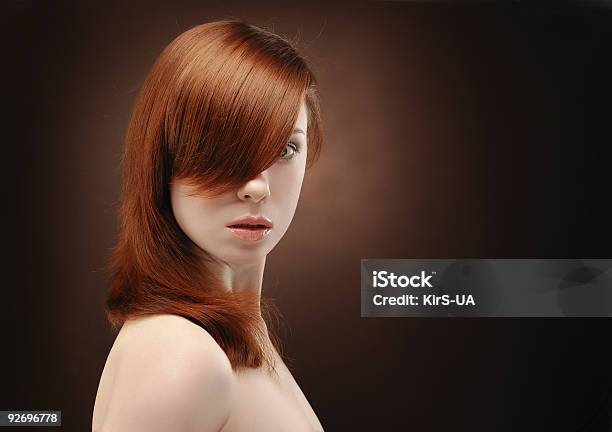 Joven Mujer Sorprendida Foto de stock y más banco de imágenes de Cabello liso - Cabello liso, Modelo de modas, Mujeres