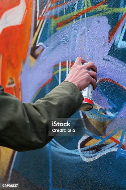 Graffiti Stockfoto und mehr Bilder von Arbeiten - Arbeiten, Betonwand, Farbbild