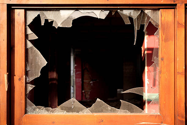 broken fenster - smashed window stock-fotos und bilder