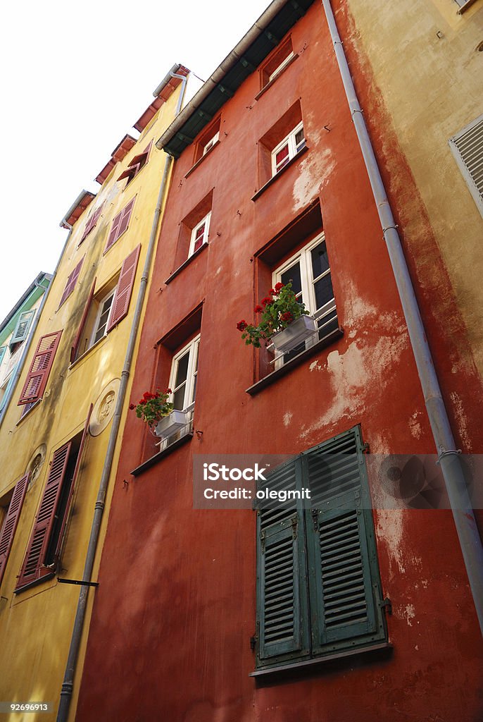 Multicolorido paredes de old-fashioned casas em Nice - Foto de stock de Amarelo royalty-free