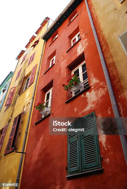 Foto de Multicolorido Paredes De Oldfashioned Casas Em Nice e mais fotos de stock de Amarelo
