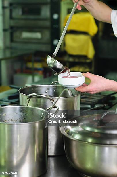 Nalewać Zupę - zdjęcia stockowe i więcej obrazów Chochla - Chochla, Dział ze sprzętem kuchennym, Fotografika