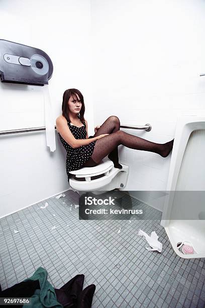 Foto de Adolescente Sentada Em Um Banheiro Público e mais fotos de stock de Adulto - Adulto, Banheiro - Instalação doméstica, Banheiro Público