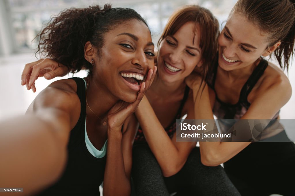 Freunde sprechen Selbstporträt im Fitness-studio - Lizenzfrei Frauen Stock-Foto