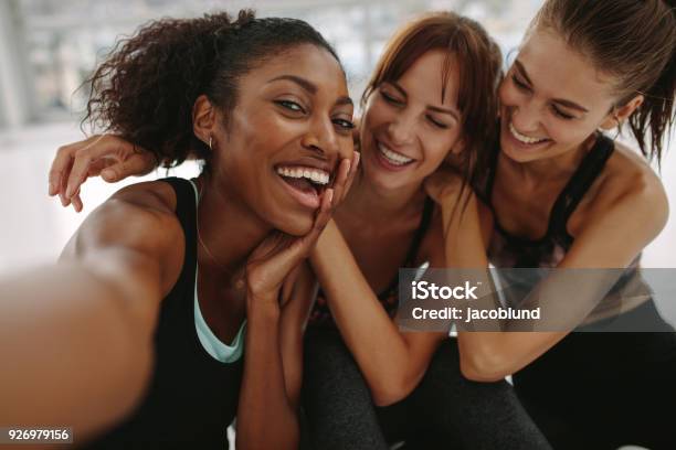 Freunde Sprechen Selbstporträt Im Fitnessstudio Stockfoto und mehr Bilder von Frauen - Frauen, Freundschaft, Fitnesstraining