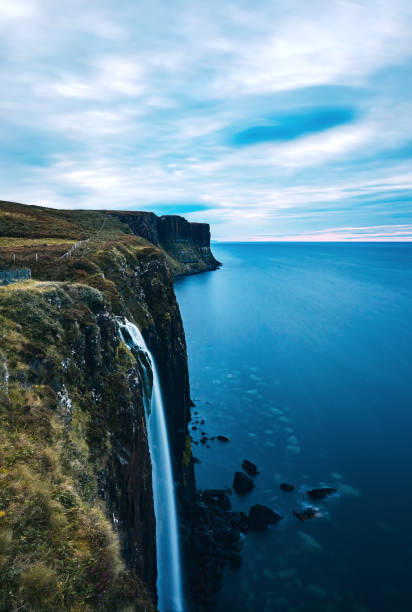 stein-wasserfall in der isle of skye schottland - water rock landscape cliff stock-fotos und bilder