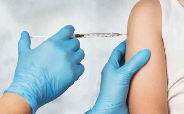 의료 백신 - syringe injecting vaccination cold and flu 뉴스 사진 이미지