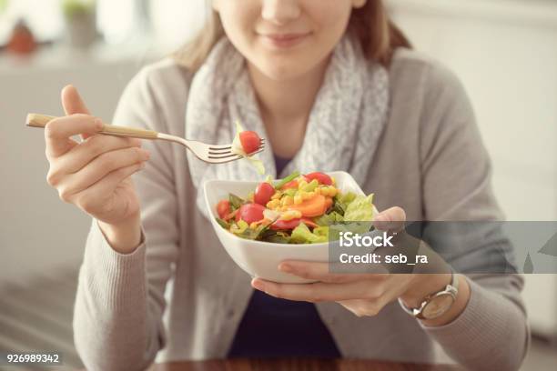 Gesunde Ernährung Essen Salatkonzept Stockfoto und mehr Bilder von Essen - Mund benutzen - Essen - Mund benutzen, Salat - Speisen, Gesunde Ernährung
