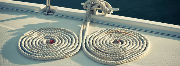 amarração cordas náuticas em um barco - moored nautical equipment circle rope - fotografias e filmes do acervo