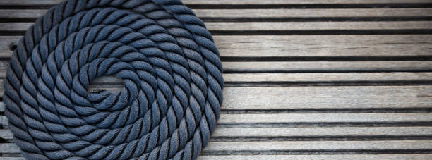 nautical mooring rope - wood yacht textured nautical vessel imagens e fotografias de stock