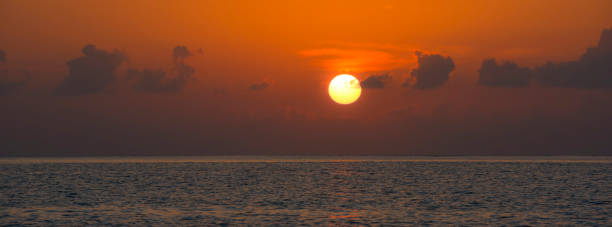 piękne tropikalne tło oceanu o zachodzie słońca - 5461 zdjęcia i obrazy z banku zdjęć
