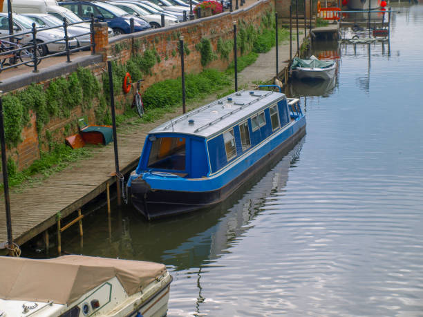 istock Mooring narrowboat 927000680
