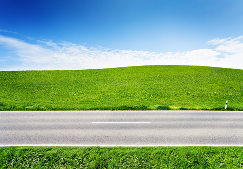 Vía verde de la colina y el asfalto, vista lateral photo