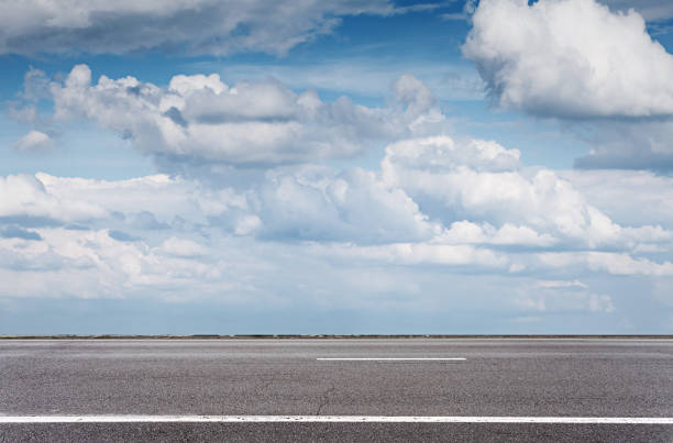 strada asfaltata vuota sul cielo blu, vista laterale - ciglio della strada foto e immagini stock