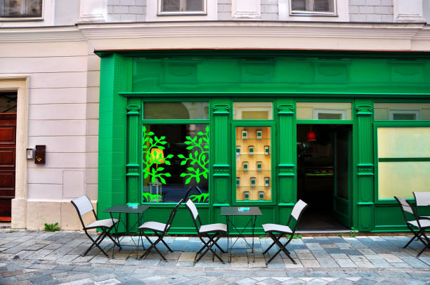 grüne café in einer kleinen straße - gebäudefront stock-fotos und bilder