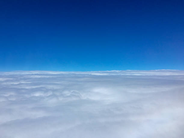 pilot view from aircraft cockpit over white cloud ceiling in stratosphere - earth stratosphere space planet imagens e fotografias de stock