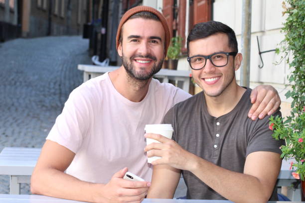 glückliches paar lächeln während ein romantisches date - hispanic male stock-fotos und bilder