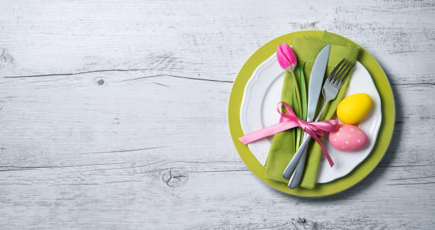 semana santa una mesa con flores de primavera y cubiertos - brunch fotografías e imágenes de stock