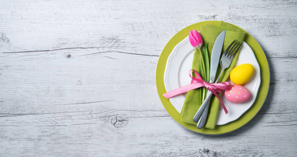 easter table setting with spring flowers and cutlery - silverware fork place setting napkin imagens e fotografias de stock