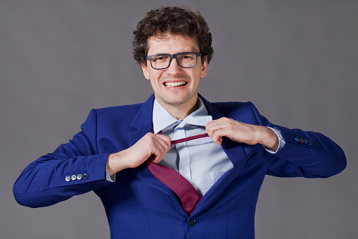 Кудрявый Человек Снять Галстук — стоковые фотографии и другие картинки Бизнес - Бизнес, Бизнесмен, Валюта - iStock